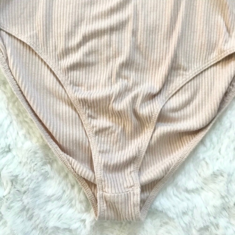 🌻 3/$20 Pink Short Sleeve Ribbed V Neck Bodysuit - Picture 5 of 7
